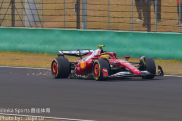 F1赛车灰色绿地行驶