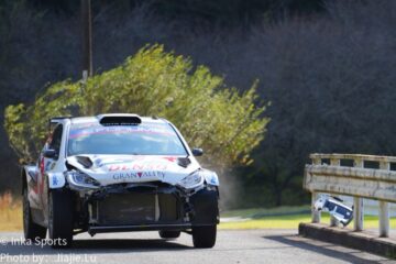 丰田GR Yaris Rovanpera飞越坡顶