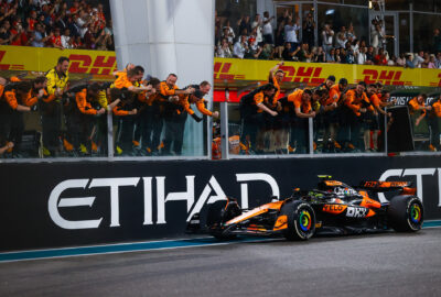 2024年F1阿布扎比大奖赛正赛，诺里斯从杆位出发一路领先夺冠，帮助迈凯伦时隔26年重夺车队总冠军
