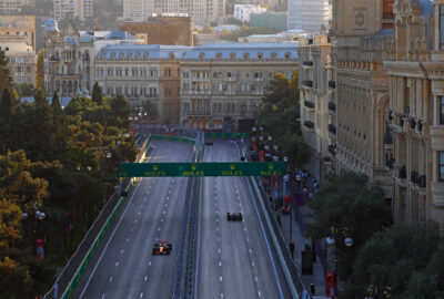 2024年F1阿塞拜疆大奖赛一练，迈凯伦MCL38赛车在巴库市街赛道劳力士拱门长直道上行驶