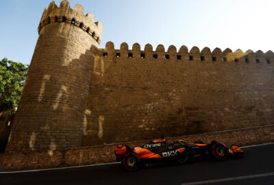 2024年F1阿塞拜疆大奖赛排位赛，迈凯伦MCL38赛车贴着巴库老城城墙通过城堡区段