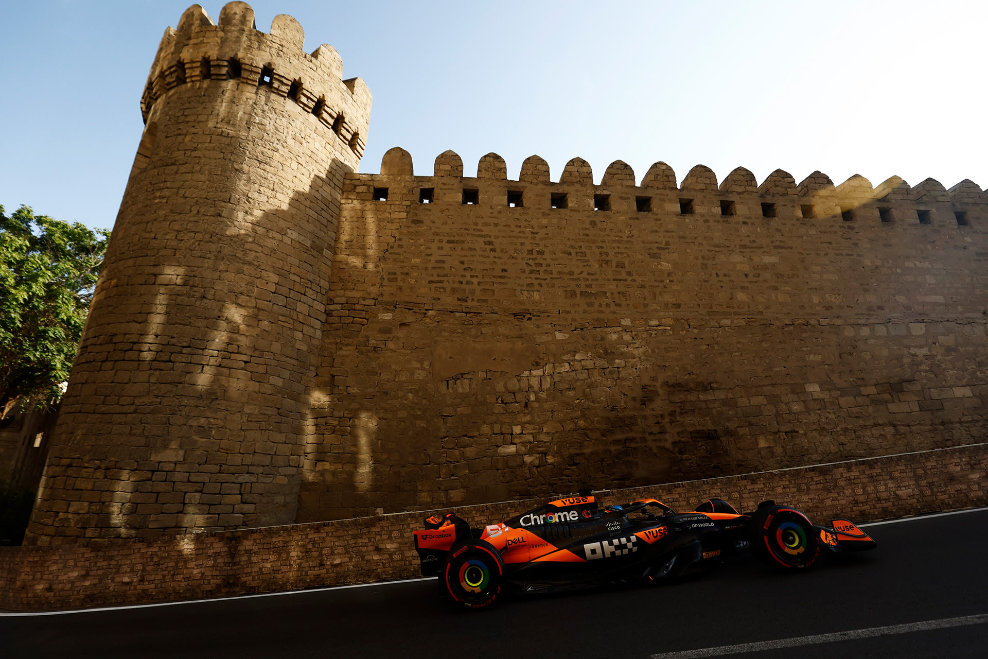 2024年F1阿塞拜疆大奖赛排位赛，迈凯伦MCL38赛车贴着巴库老城城墙通过城堡区段
