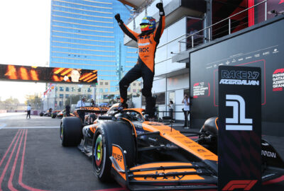 2024年F1阿塞拜疆大奖赛正赛后，冠军皮亚斯特里站上迈凯伦MCL38赛车高举双臂庆祝