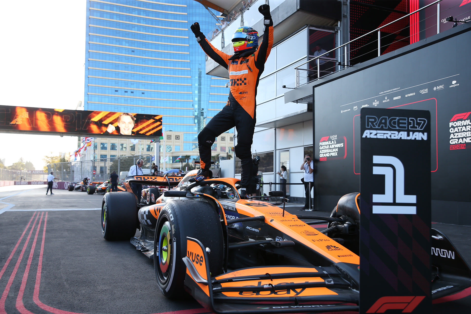 2024年F1阿塞拜疆大奖赛正赛后，冠军皮亚斯特里站上迈凯伦MCL38赛车高举双臂庆祝