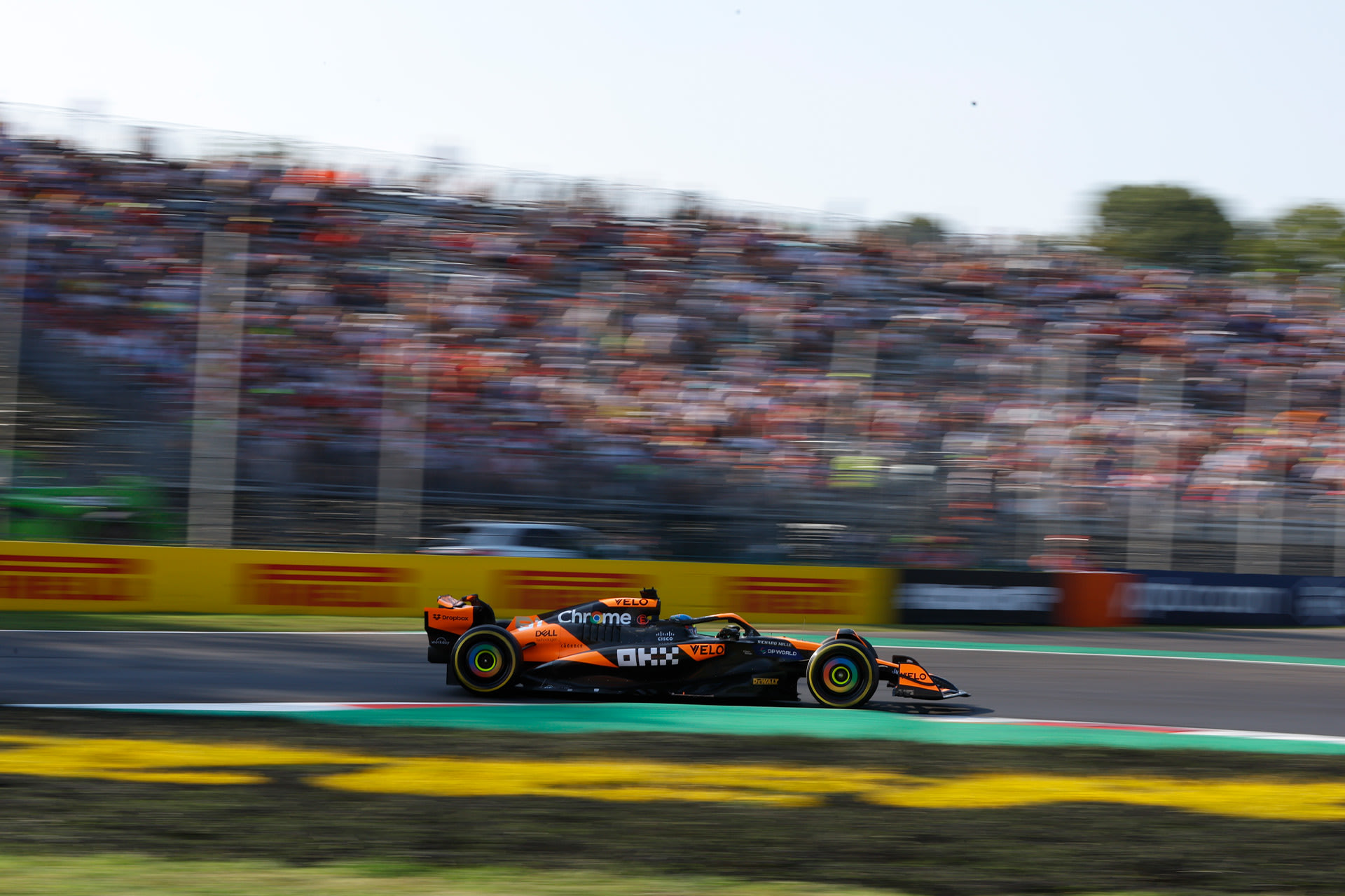 2024年F1意大利大奖赛三练，迈凯伦MCL38赛车装软胎高速通过弯角，看台座无虚席