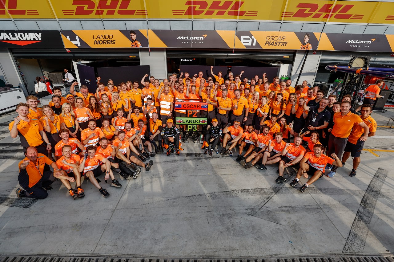 2024年F1意大利大奖赛正赛后，迈凯伦全员与获得亚季军的皮亚斯特里、诺里斯合影