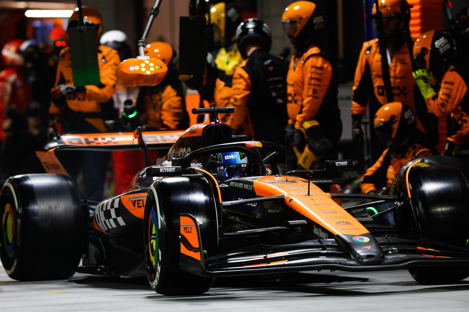 2024年F1拉斯维加斯大奖赛正赛,前胎颗粒化促使各队转入两停策略,迈凯伦技师完成换胎后绿灯放行