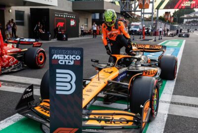 2024年F1墨西哥大奖赛排位赛，取得第三名的诺里斯在赛后就地停放区起身，身后是塞恩茨的法拉利赛车