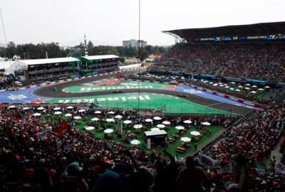 2024年F1墨西哥大奖赛正赛日，罗德里格斯兄弟赛道体育场区座无虚席，大屏展示阿隆索第400场大奖赛的纪念信息
