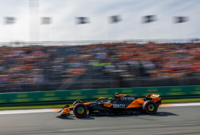 2024年F1荷兰大奖赛二练 迈凯伦MCL38赛车驶过座无虚席的橙色看台