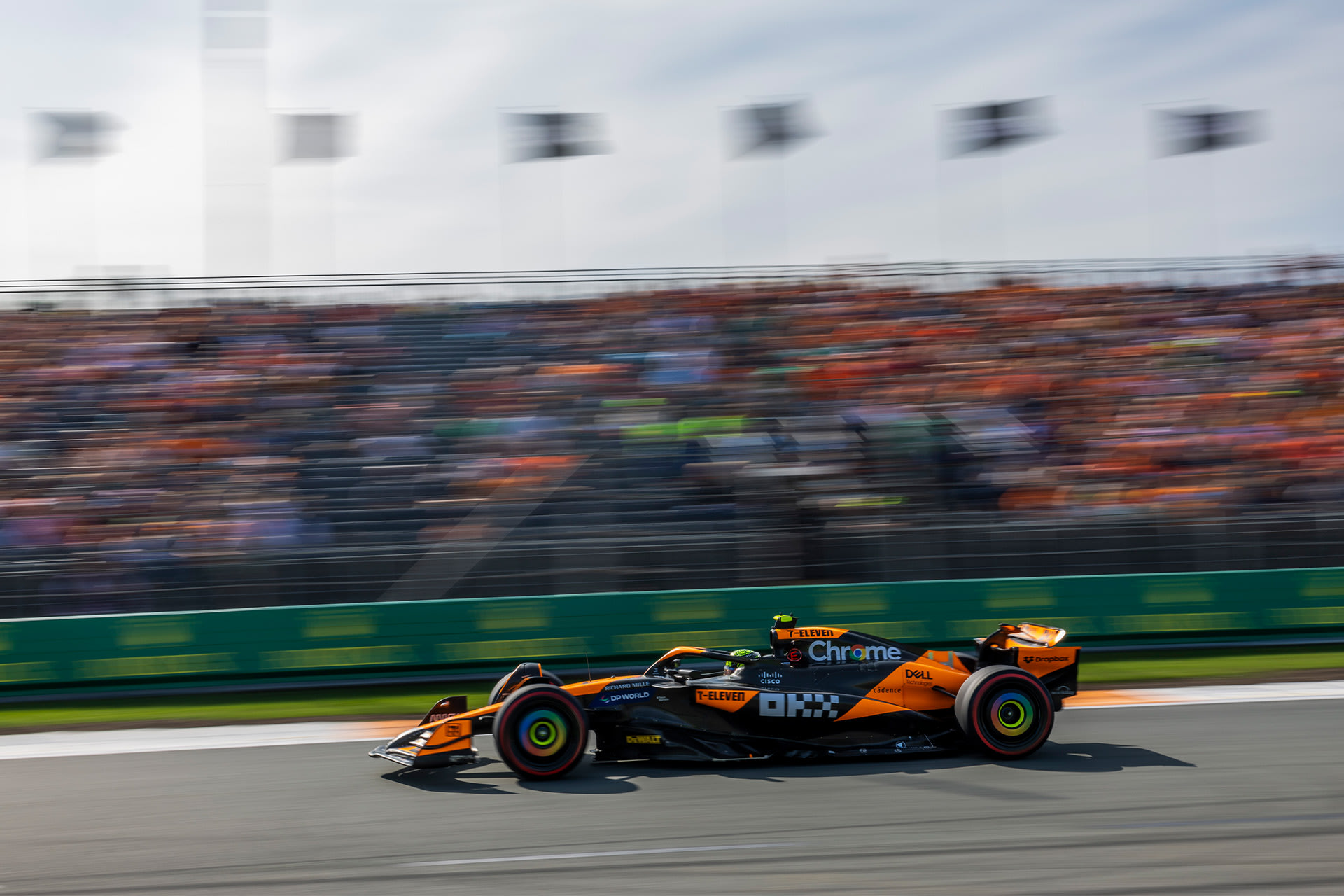 2024年F1荷兰大奖赛二练 迈凯伦MCL38赛车驶过座无虚席的橙色看台