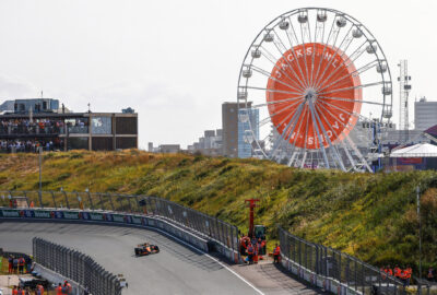 2024年F1荷兰大奖赛三练 赞德福特赛道全景，橙色摩天轮矗立于沙丘看台之间