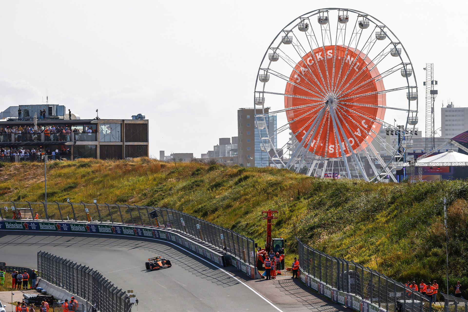 2024年F1荷兰大奖赛三练 赞德福特赛道全景，橙色摩天轮矗立于沙丘看台之间