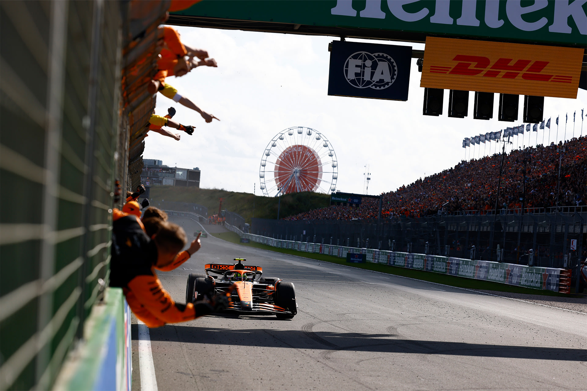 2024年F1荷兰大奖赛正赛 诺里斯率先冲线，迈凯伦车队越过维修墙庆祝