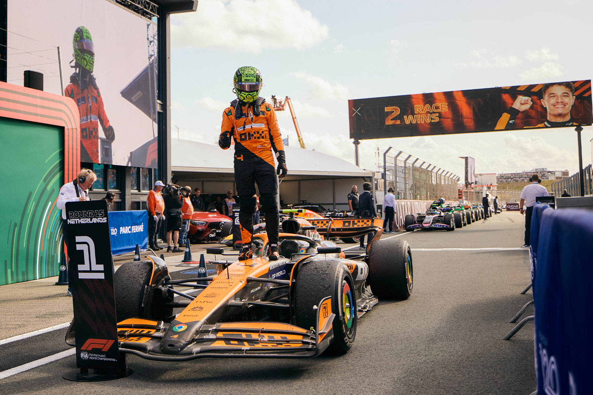 2024年F1荷兰大奖赛正赛 诺里斯站在赛车顶上振臂庆祝赛季第二胜