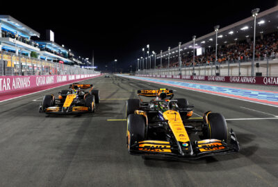 2024年F1卡塔尔大奖赛冲刺赛夜战，迈凯伦两台MCL38赛车在卡塔尔航空背板与满座看台前一前一后竞逐，皮亚斯特里与诺里斯最终包揽前两名