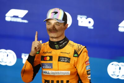 2024年F1卡塔尔大奖赛冲刺排位赛，诺里斯以1分21秒012拿下冲刺赛杆位后做出第一的手势庆祝