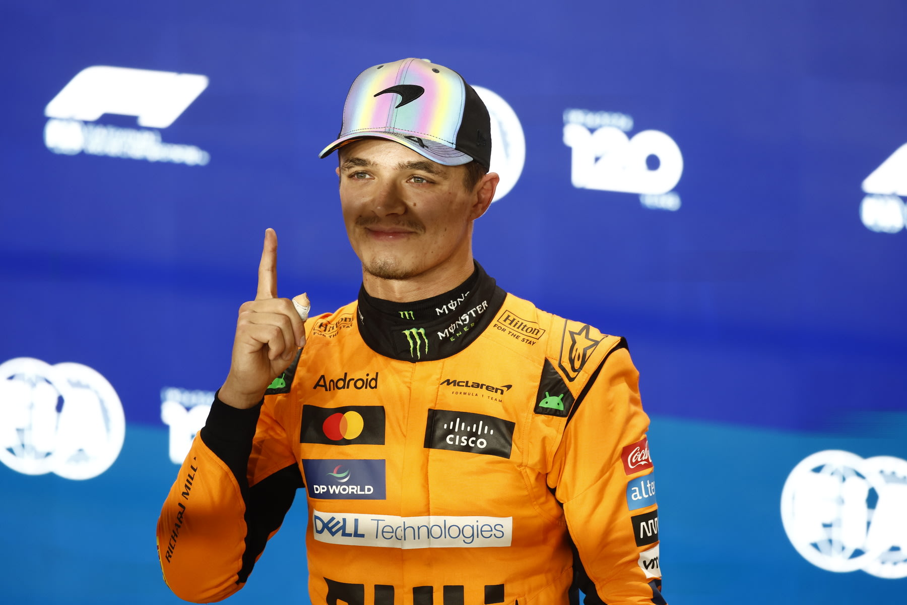 2024年F1卡塔尔大奖赛冲刺排位赛，诺里斯以1分21秒012拿下冲刺赛杆位后做出第一的手势庆祝