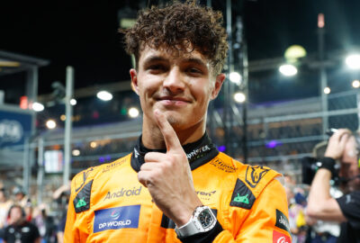 2024年F1新加坡大奖赛排位赛，诺里斯做出第一手势庆祝夺得杆位