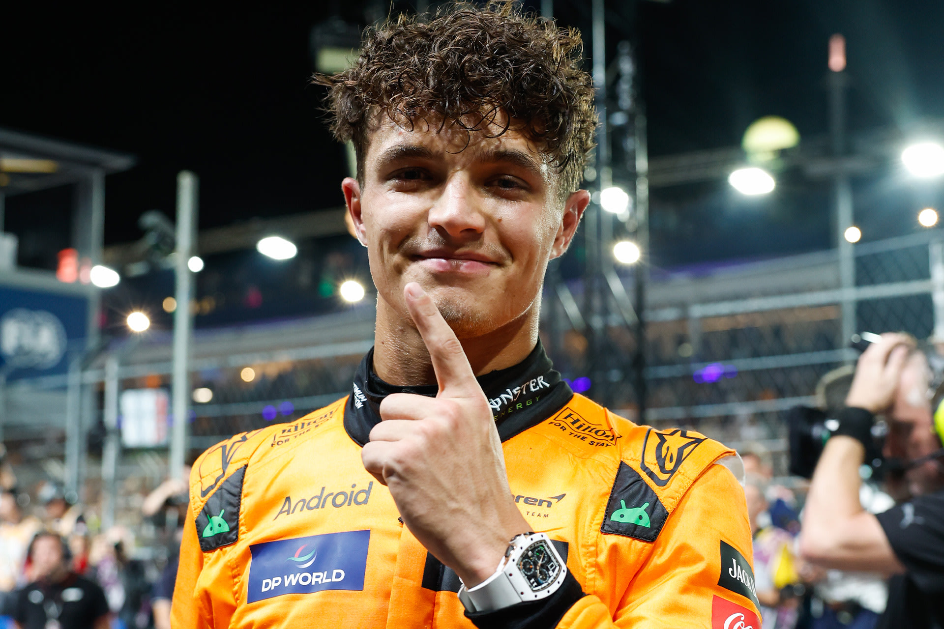 2024年F1新加坡大奖赛排位赛，诺里斯做出第一手势庆祝夺得杆位