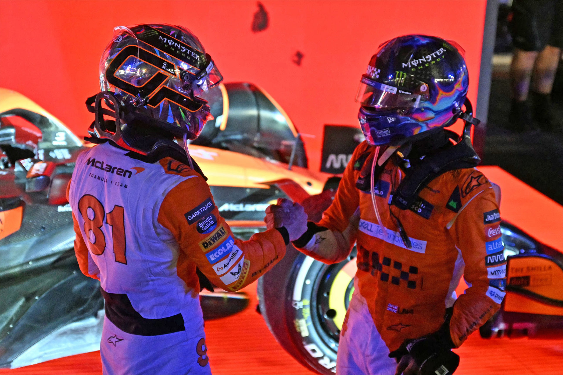 2024年F1新加坡大奖赛正赛后,诺里斯与皮亚斯特里碰拳庆祝包揽冠季军