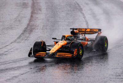 2024年F1圣保罗大奖赛排位赛因暴雨改期至周日上午举行，迈凯伦赛车使用半雨胎在积水中前行激起大量水雾