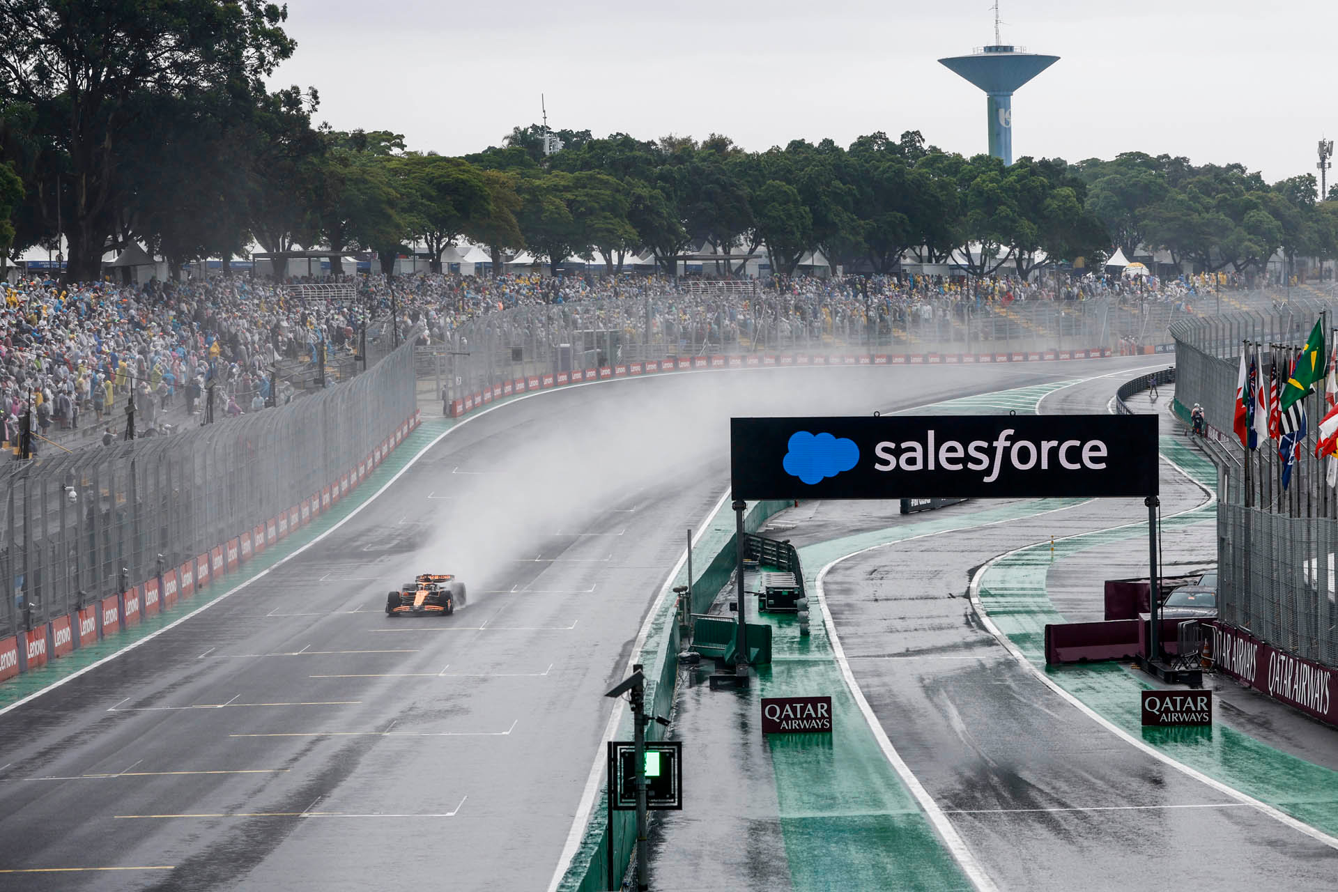 2024年F1圣保罗大奖赛正赛在大雨中进行,迈凯伦赛车驶过大直道掀起漫天水雾