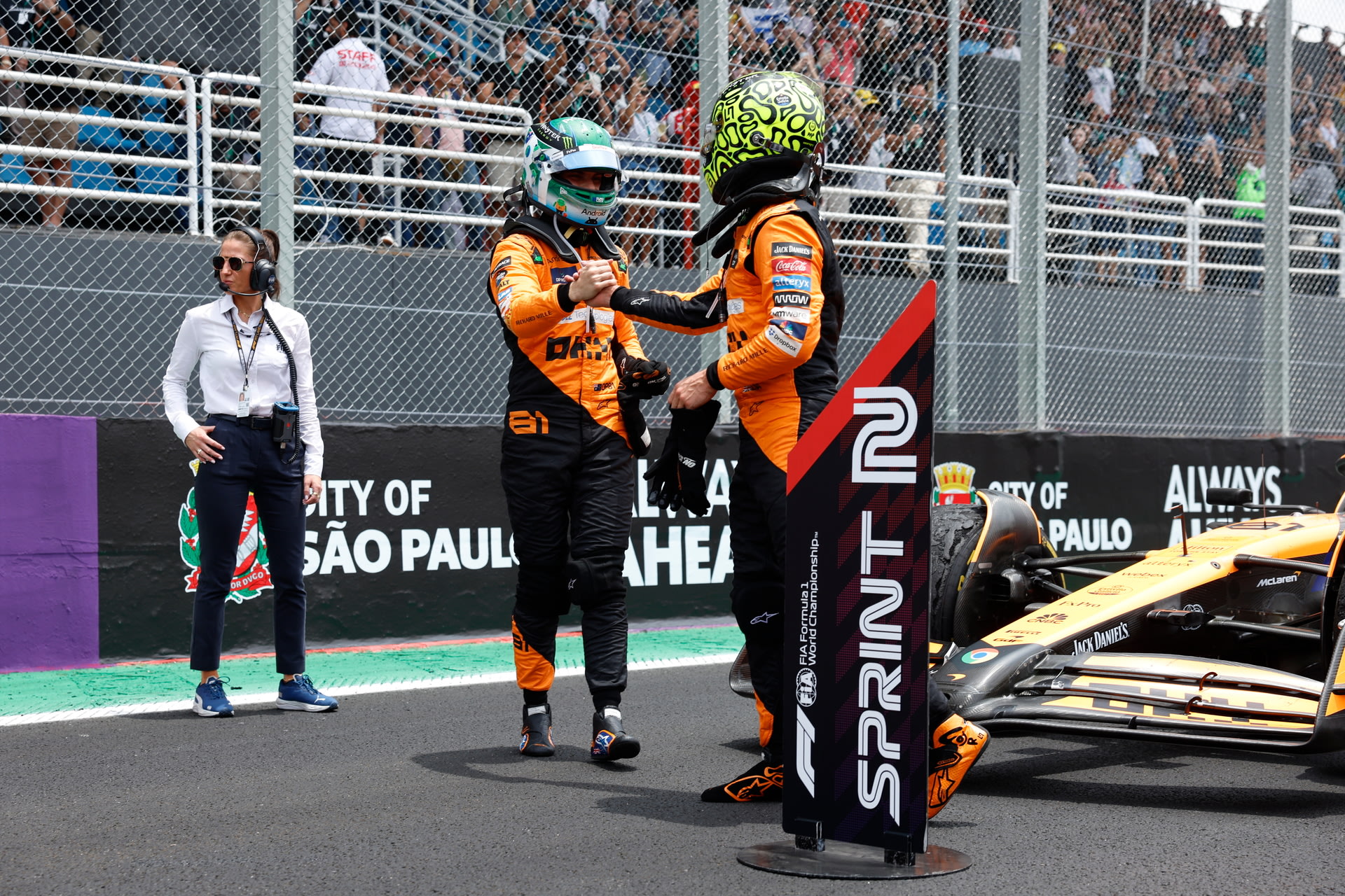 2024年F1圣保罗大奖赛冲刺赛后，包揽前两名的诺里斯与皮亚斯特里在SPRINT 2标记旁握手致意