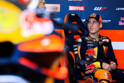 波尔·埃斯帕加罗身穿KTM赛车服坐在红牛KTM Tech3车库内