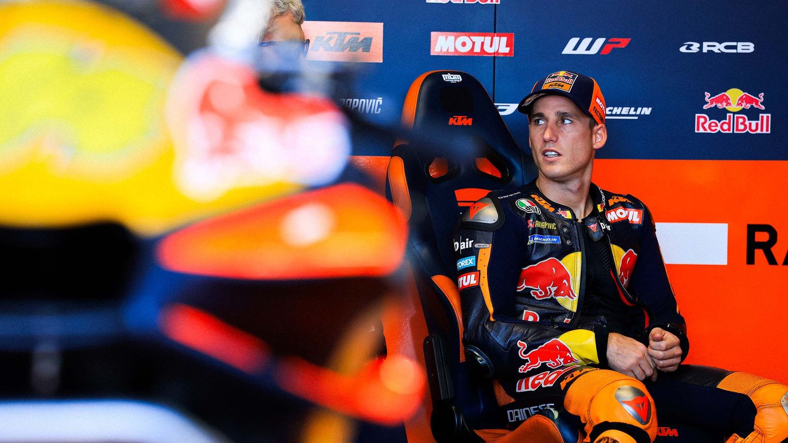 波尔·埃斯帕加罗身穿KTM赛车服坐在红牛KTM Tech3车库内