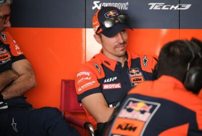 维纳莱斯在红牛KTM Tech3车库与团队交流