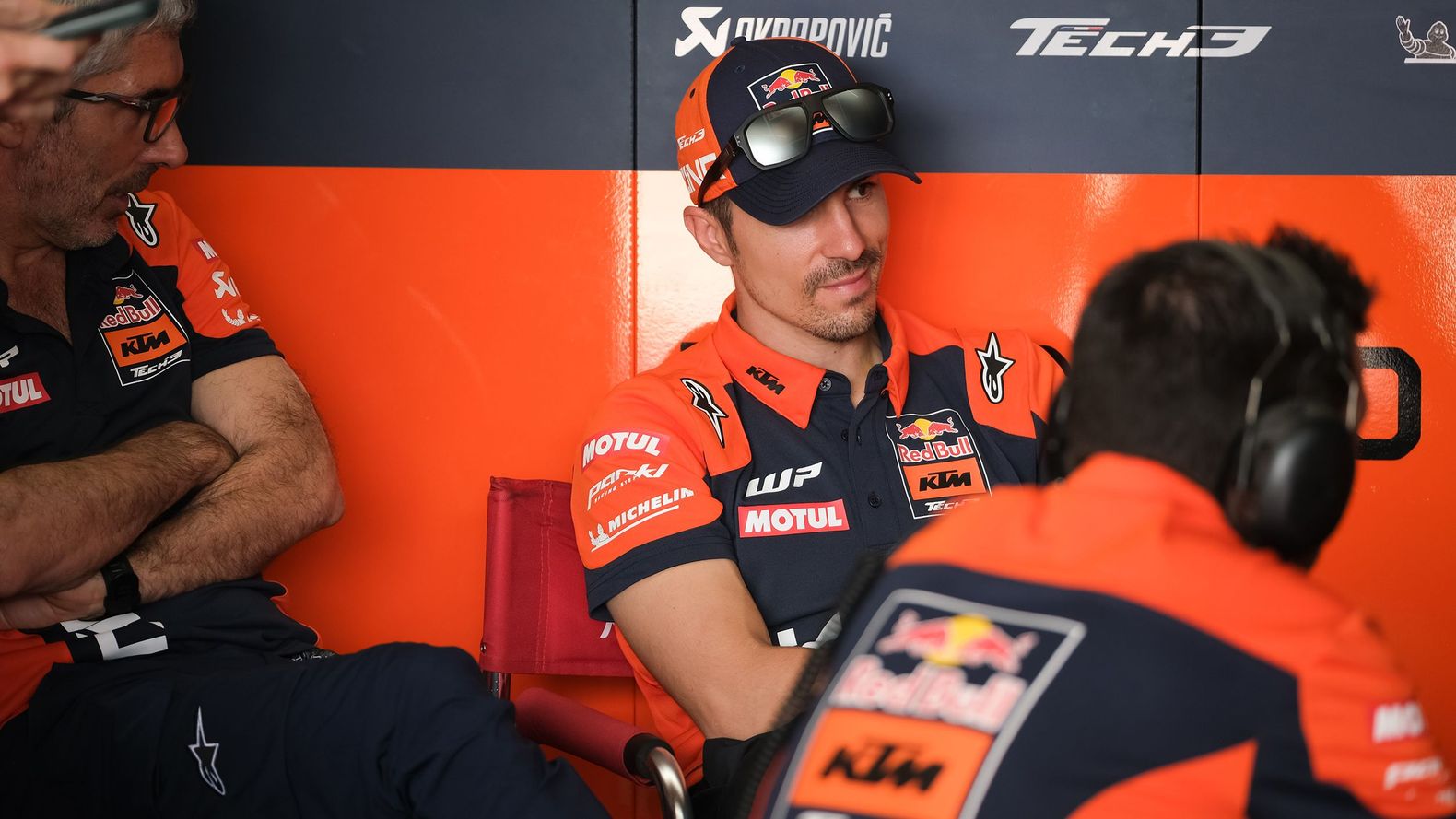 维纳莱斯在红牛KTM Tech3车库与团队交流