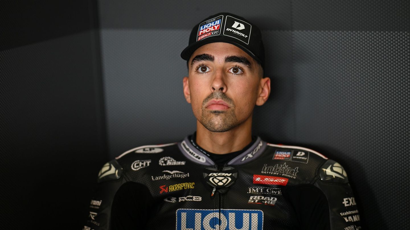 塞纳·阿吉乌斯身穿Moto2车队赛车服拍摄官方肖像