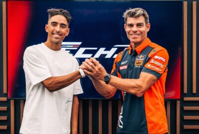 塞纳·阿吉乌斯与红牛KTM Tech3管理层握手确认签约