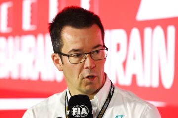 迈克·埃利奥特在F1围场接受采访