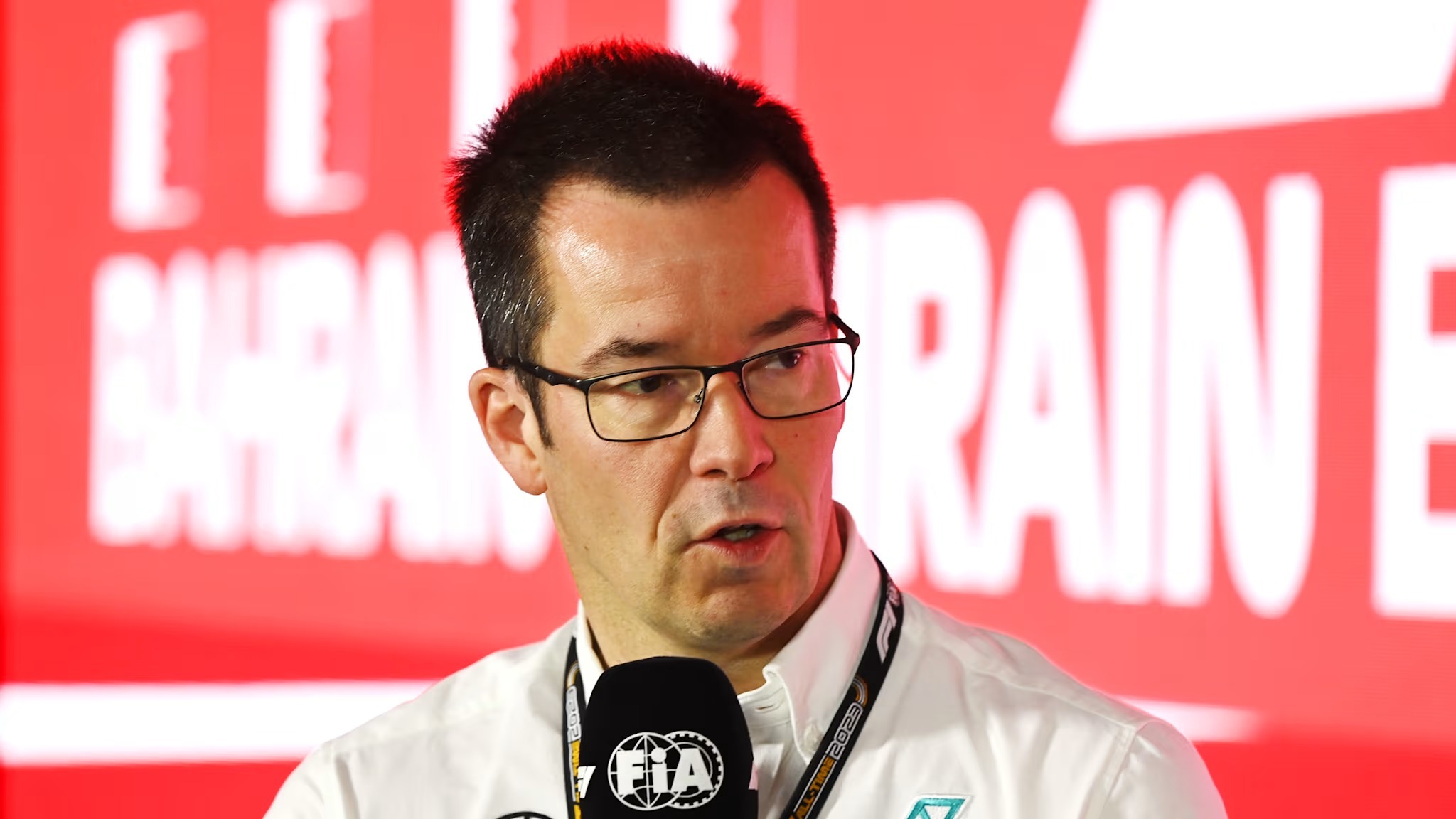 迈克·埃利奥特在F1围场接受采访