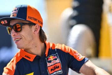 佩德罗·阿科斯塔身穿红牛KTM厂队服装出席MotoGP比赛周末