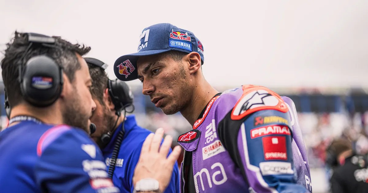 托普拉克·拉兹加特利奥卢与雅马哈工作人员在MotoGP比赛后交流