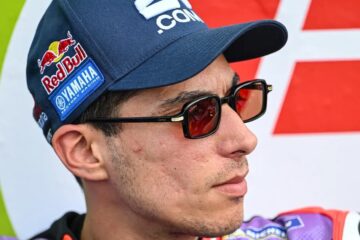 托普拉克·拉兹加特利奥卢身穿雅马哈赛车服参加MotoGP比赛周末