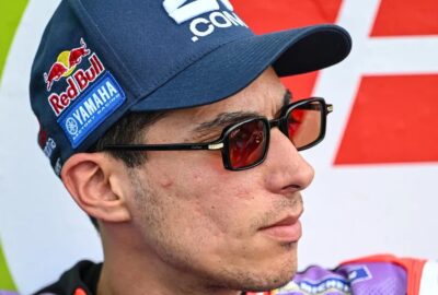 托普拉克·拉兹加特利奥卢身穿雅马哈赛车服参加MotoGP比赛周末