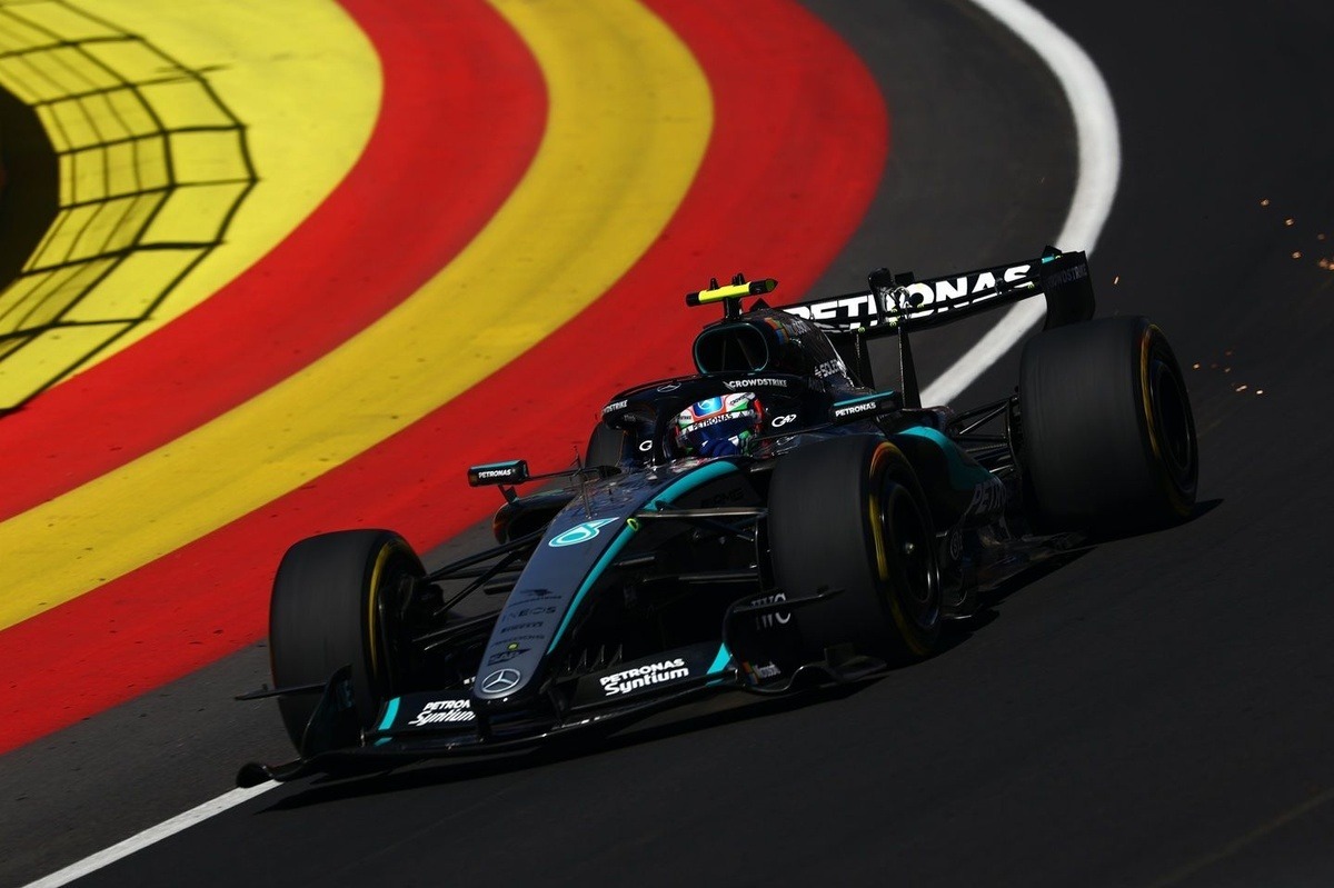 基米·安东内利驾驶梅赛德斯F1赛车高速通过赛道弯角