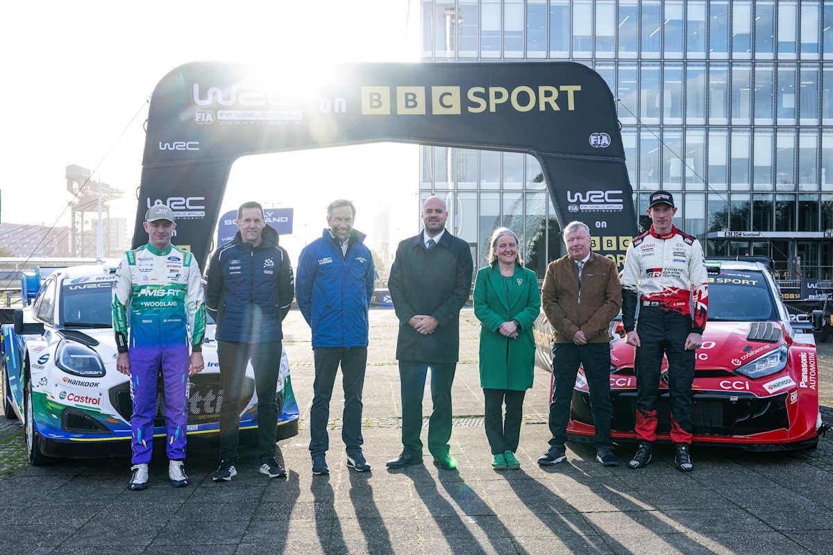 WRC车手与赛车在BBC Sport背景板前出席英国转播合作发布活动