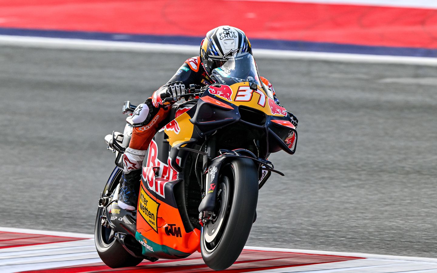 佩德罗·阿科斯塔在2026年MotoGP奥地利大奖赛周六驾驶红牛KTM厂队赛车(资料图)