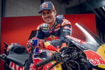 马弗里克·比尼亚莱斯身穿红牛KTM Tech3比赛装备出席2026赛季发布活动