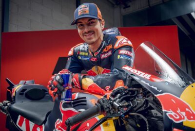 马弗里克·比尼亚莱斯身穿红牛KTM Tech3比赛装备出席2026赛季发布活动