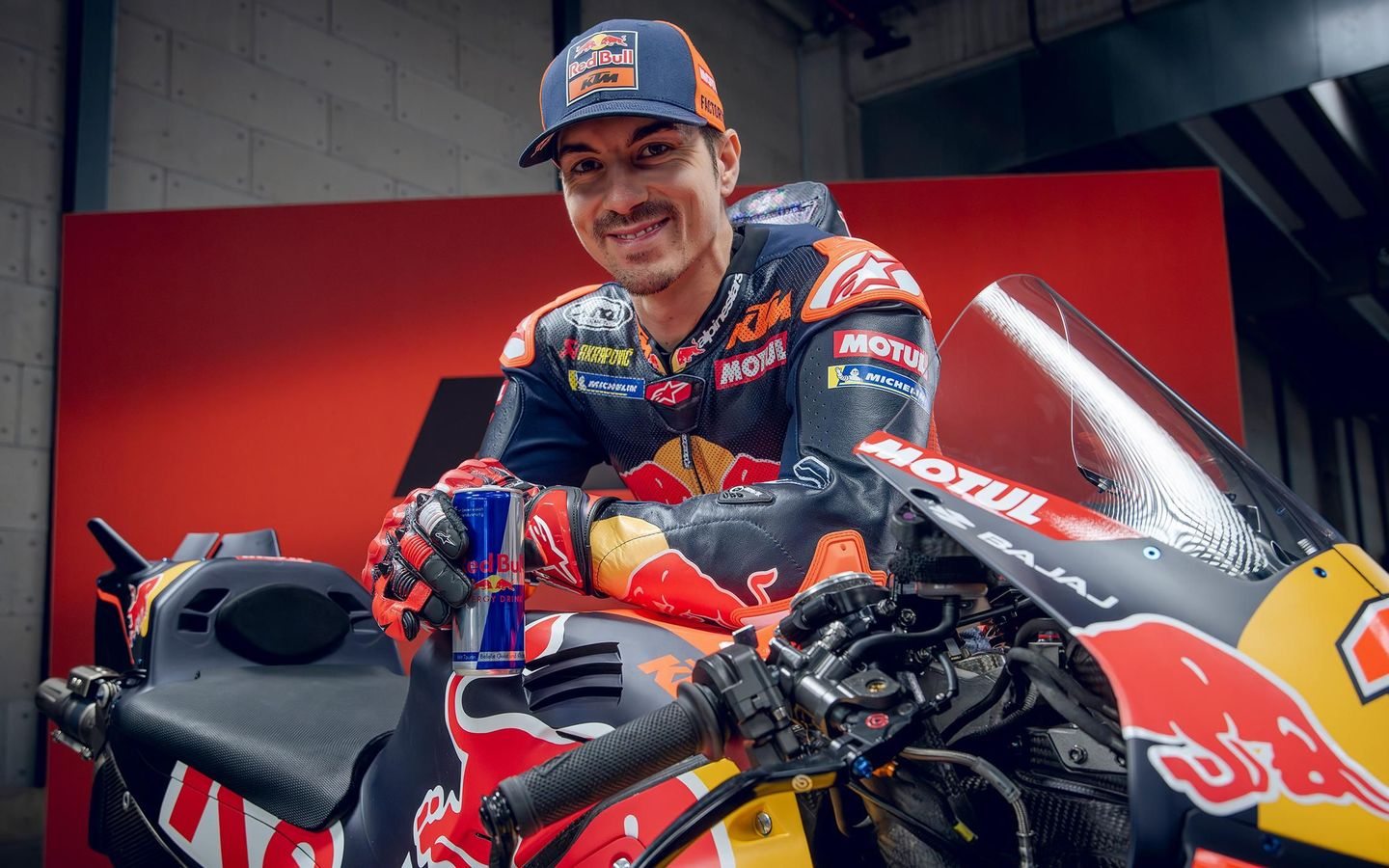 马弗里克·比尼亚莱斯身穿红牛KTM Tech3比赛装备出席2026赛季发布活动