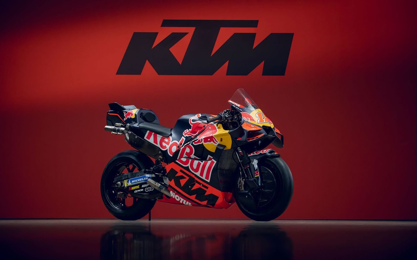 马弗里克·比尼亚莱斯的12号红牛KTM Tech3赛车在2026赛季发布现场