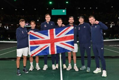 英国戴维斯杯代表队在2026年战胜厄瓜多尔晋级总决赛后合影