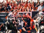 佩德罗·阿科斯塔与红牛KTM厂队成员庆祝2026年MotoGP奥地利大奖赛胜利