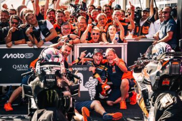 佩德罗·阿科斯塔与红牛KTM厂队成员庆祝2026年MotoGP奥地利大奖赛胜利